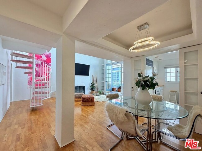 Building Photo - 1123 Flores St