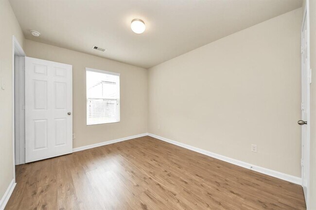 Building Photo - 9914 Swallow Dr