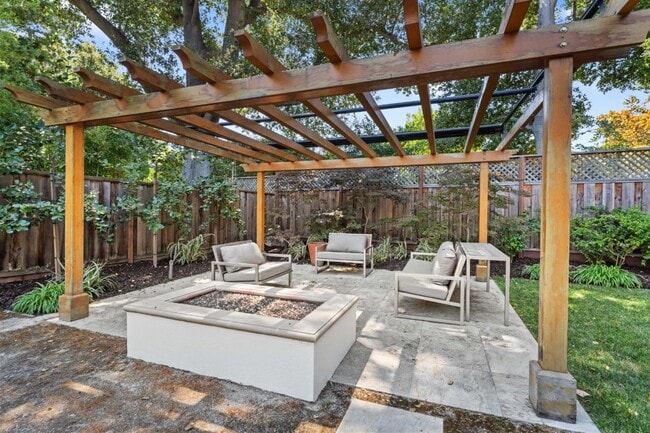 Building Photo - 705 Evergreen St