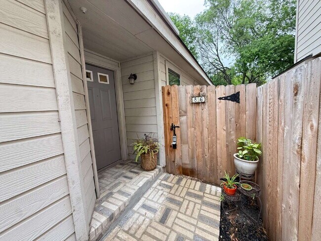 Building Photo - Well Maintained One-Story in Westchase | No Carpet + New Pergola + Prime Location