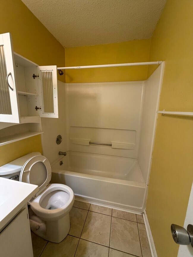 Building Photo - FOR RENT