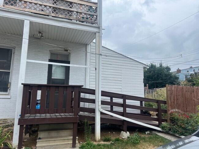 Building Photo - 758 W King St