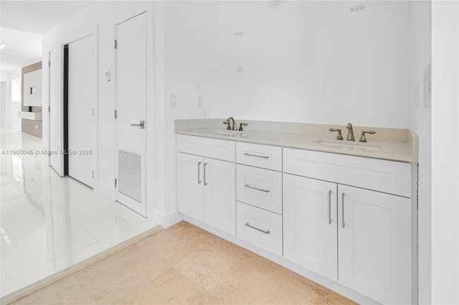 Building Photo - 425 SW 129th Ave