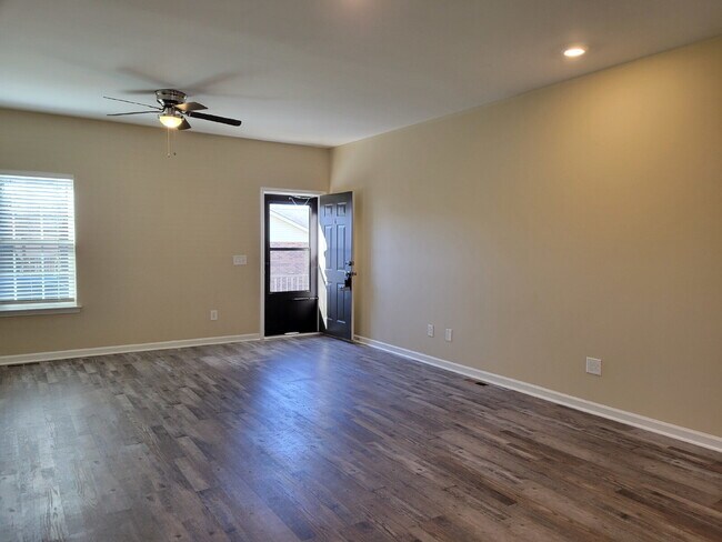 Building Photo - 2 Bed, 2 Bath Apartment with 9-Foot Ceilings in White House