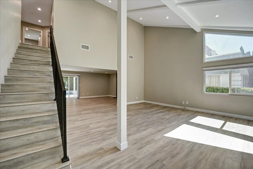 Building Photo - 5346 Tyrone Ave