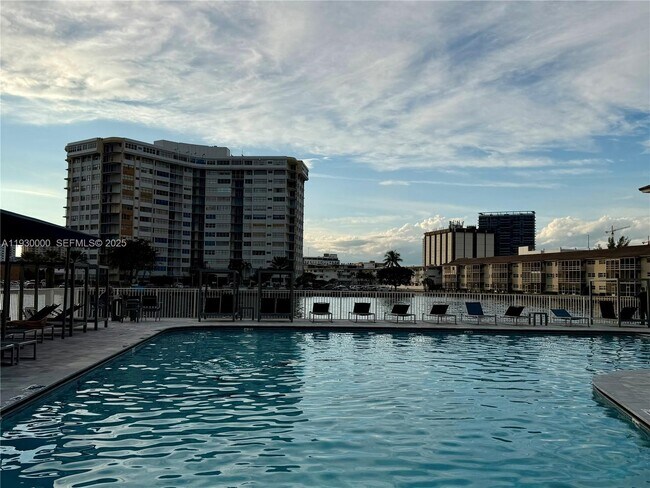 Building Photo - 1833 S Ocean Dr