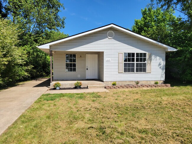 Primary Photo - 1205 N B Street