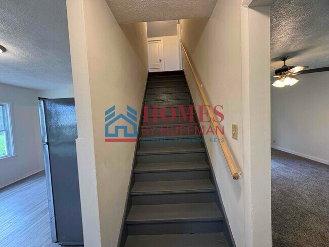 Building Photo - Three Bedroom House | Detached Garage