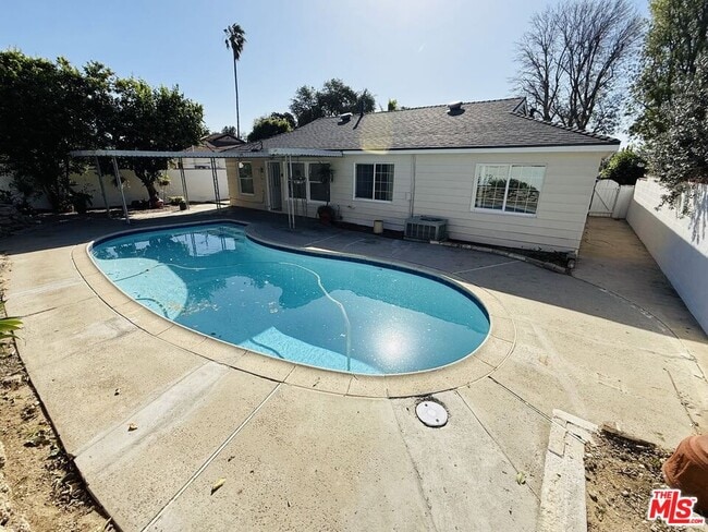 Building Photo - 17965 Cantara St