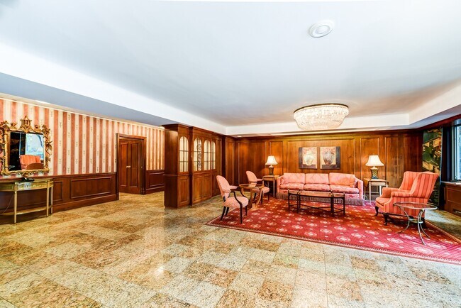 Building Photo - Spacious 2 Bedroom, 2 bath condo. Enjoy be...