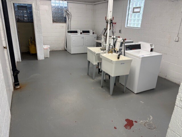 laundry inside on same floor - 844 Thorn St