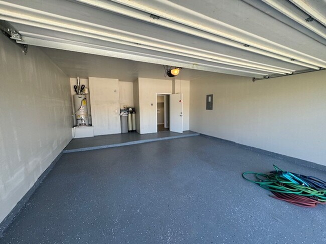 Building Photo - Must See Newly Updated 5/3.5 Home in Alamo...