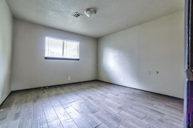 Building Photo - 1310B N Irvington Ave
