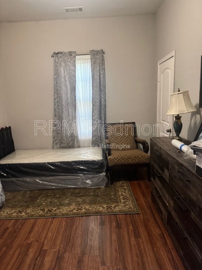 Building Photo - 807 Hall St NW