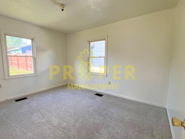 Building Photo - 2 bedrooms 1 bathroom house