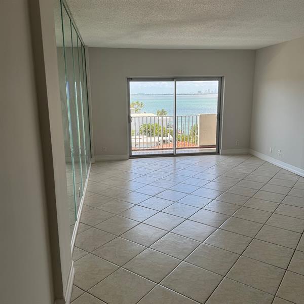 Building Photo - 1455 N Treasure Dr