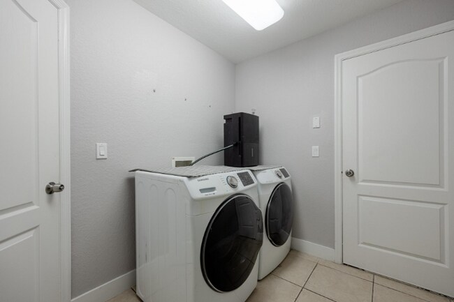 Building Photo - 2211 Surfside Blvd