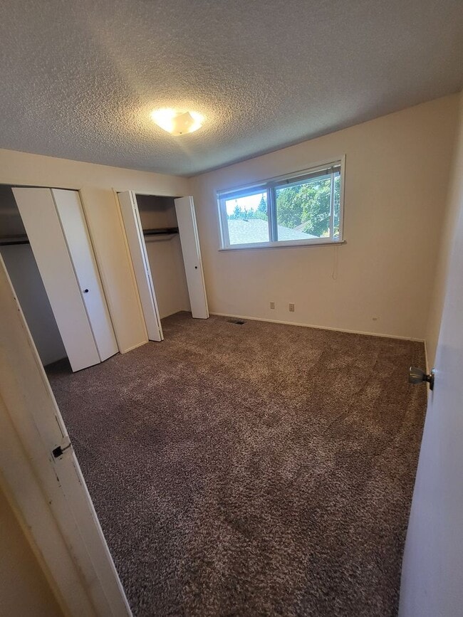 Building Photo - Bainbridge Townhouse with garage