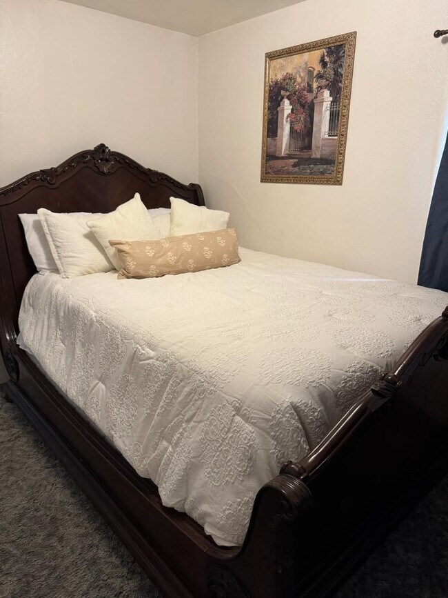 Building Photo - 406 Newtown St