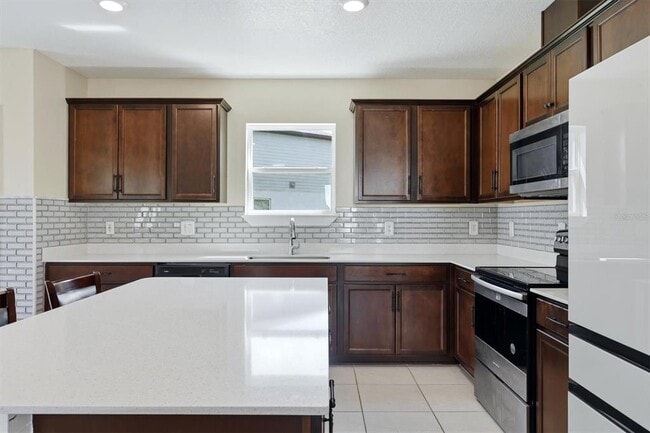 Building Photo - 9108 Royal River Cir