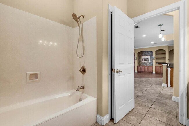 Building Photo - "Charming 3-Bed Oasis with Pool in Niceville!"