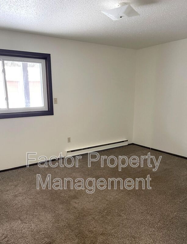 Building Photo - 418 Allan Ave