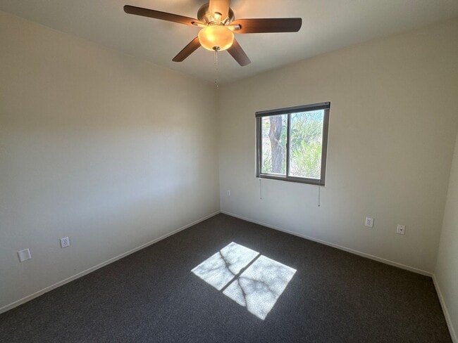 Building Photo - 9731 E Kleindale Rd