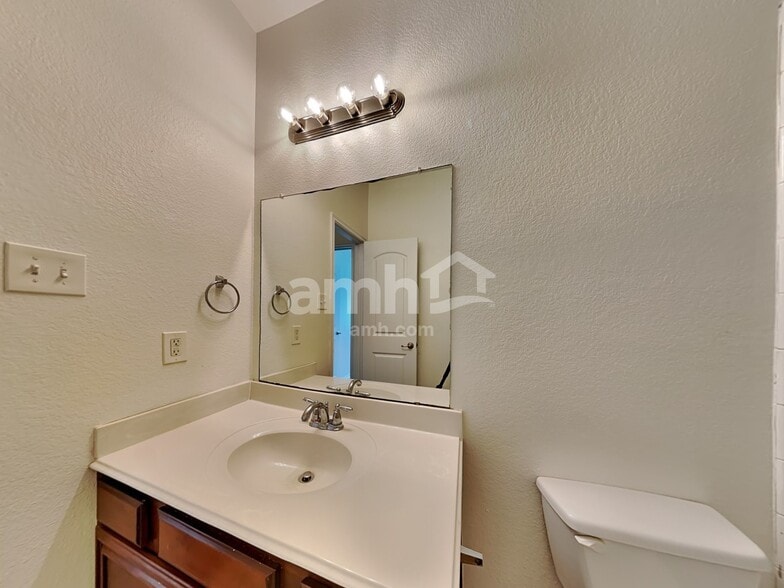 Building Photo - 1116 Lake Hollow Dr