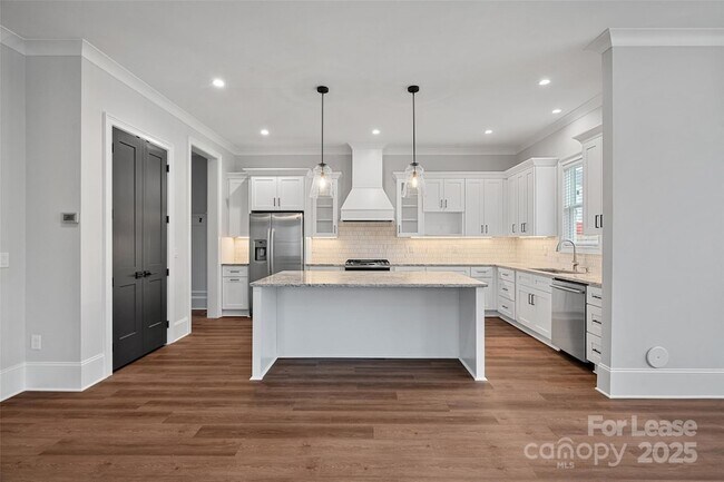 Building Photo - 805 Naples Dr