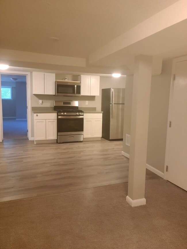 Building Photo - 609 N Division Ave