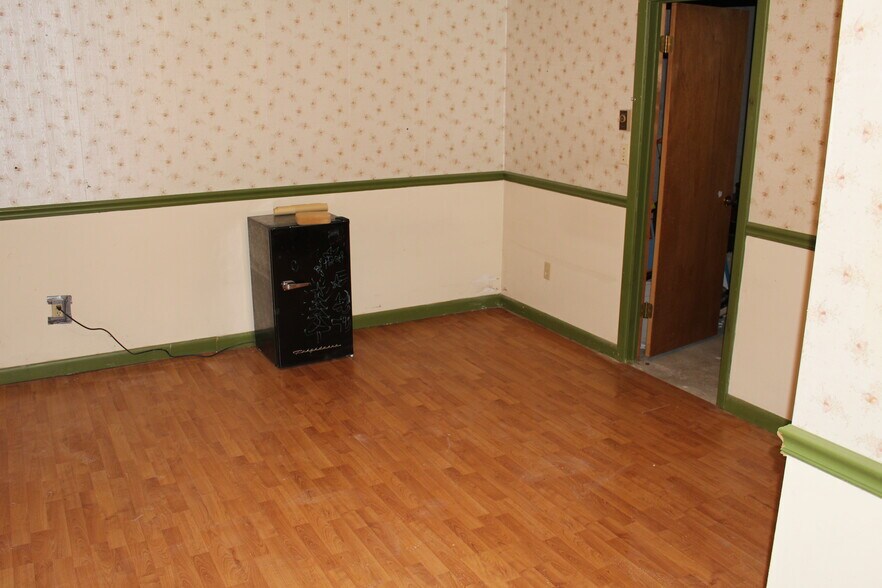 1st bedroom - 187 Oakland Rd