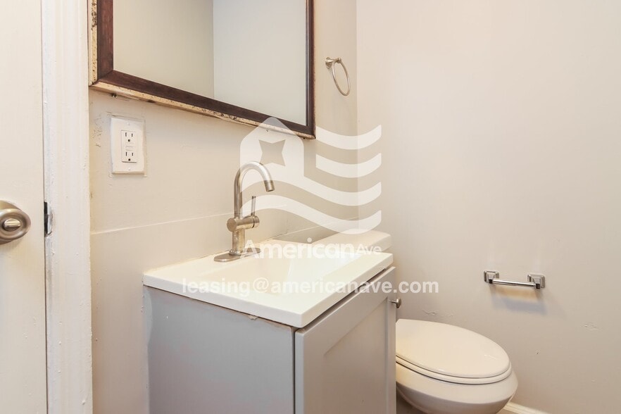 Building Photo - 615 Arthur St