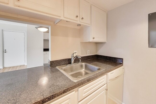 Building Photo - Clean & Fresh 2 + 2 close to METRO!