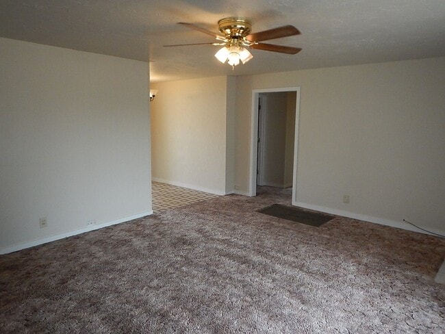 Building Photo - 3 Bedroom, 1 Bathroom in Heights Subdivisi...