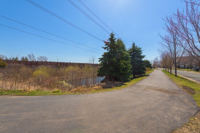 Building Photo - Awesome 2 bed townhouse in plymouth!