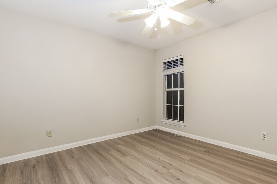 Building Photo - 403 Streamview Ln