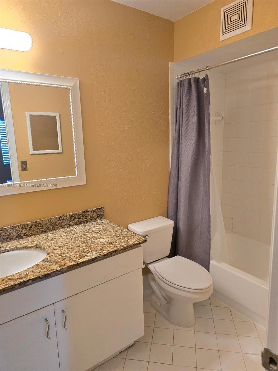 Building Photo - 2082 Madeira Dr