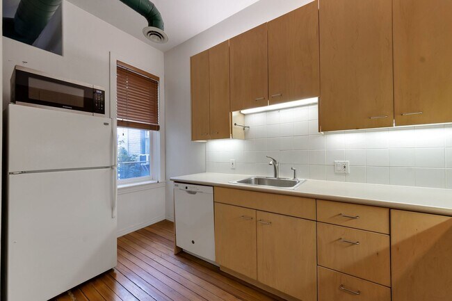 Building Photo - Beautiful Row Home Style Condo Central Den...