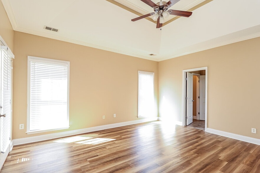 Building Photo - 2045 Highview Way