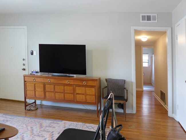 Building Photo - 310 West Mistletoe Avenue