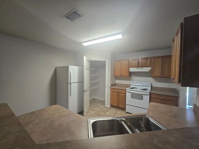 Building Photo - Brick Duplex 3/2 Home on Grandview