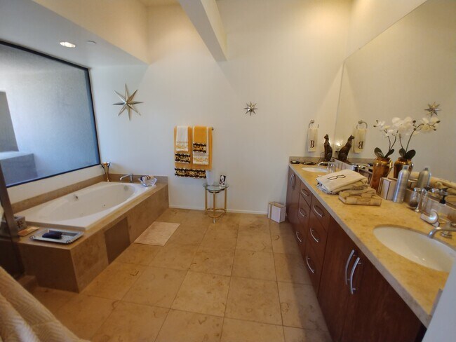 Building Photo - 409 N Avenida Caballeros