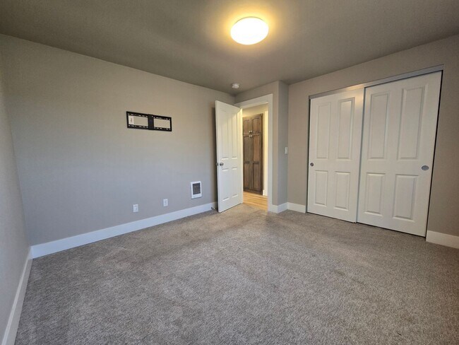 Building Photo - Newly Remodeled 2-Bedroom, 1-Bath Close to Downtown Salem!