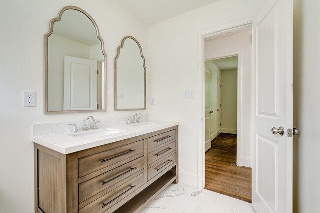 Building Photo - 5196 Scenic View Dr