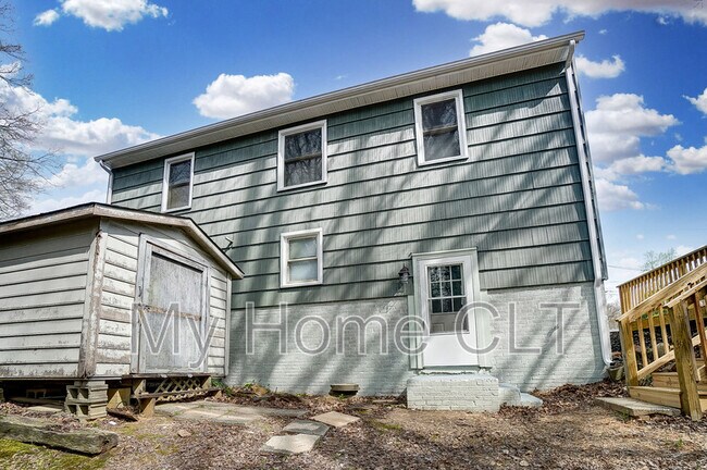 Building Photo - 717 Forest Dr