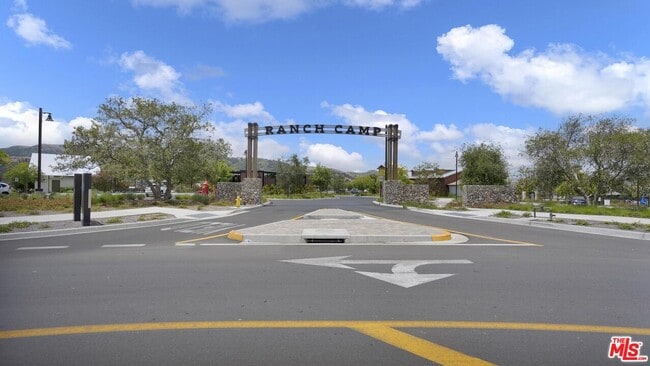 Building Photo - 61 Harness Wy