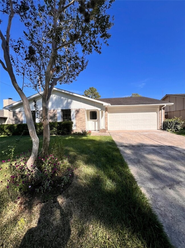 Building Photo - 3211 Meadowview Dr