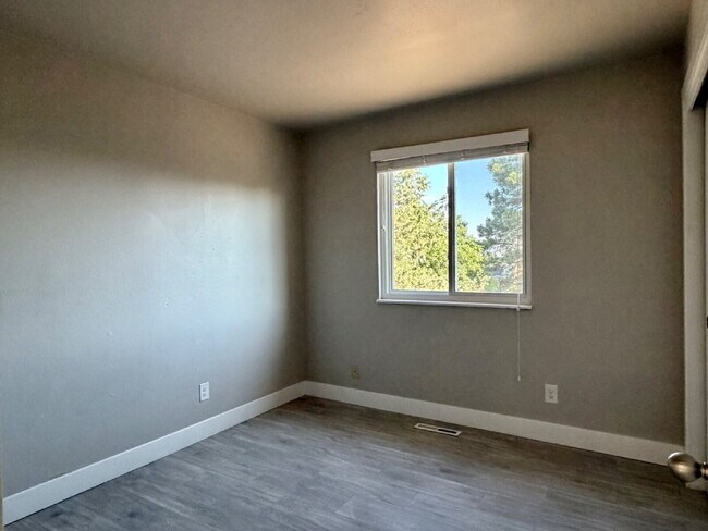Building Photo - Spacious 4 bedroom, 3 bathroom home in the heart of Aurora is ready for immediate move in! Conven...