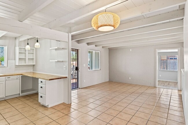 Building Photo - Charming central home