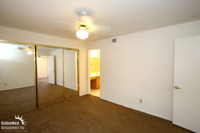 Building Photo - Spacious 2Bdm 2Ba Condo with Fireplace & B...